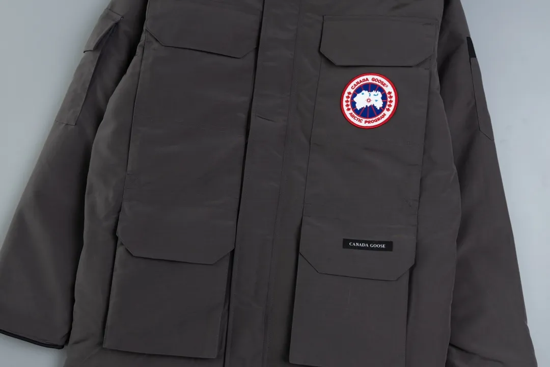 P820 (Top wolf fur version delivery handbag) Canada Goose Canada Goose #Expedition expedition parka classic down jacket ➖ Imported 21-count polyester-cotton blended original fabric [last year’s 16-count/18-count hard fabrics have been completely eliminated, this year all use 21-count genuine synchronous fabrics, the soft mid-band feels delicate and textured], genuine synchronous Feather-Light 10D waterproof coated fabric, made of 84.5% polyester fiber and 15.5% cotton, 100% the best feel in the entire network! ➖ The genuine official website uses the national standard 80 white duck down, and will never be misled by false claims such as 90 down or goose down! ➖ Using the best nylon lining with double double-layer sealing design, velvet-proof No. 7 needle + grid-filled down ready-made garments, there is 100% no so-called velvet running! ➖ The cuffs are designed with thickened seamless threads, and the collar and pockets are lined with top-quality polar fleece to keep you warm and comfortable! ➖ Yoshida YKK provides original custom-made electroplated sliders. YKK two-way lockable zippers are tight and smooth and will not peel off paint! ➖ 3M composite guarantees that the Velcro is the same as the original, durable, and all accessories and hardware are custom-made! ➖ The imported Behringer embroidery machine customizes the 10,000-needle embroidery logo, and 98% of the replicas restore the original logo. ➖ ​​The fur collars are all made of large pieces of Western Canadian blue wolf leather, ensuring that each fur collar is 13-15cm wide!